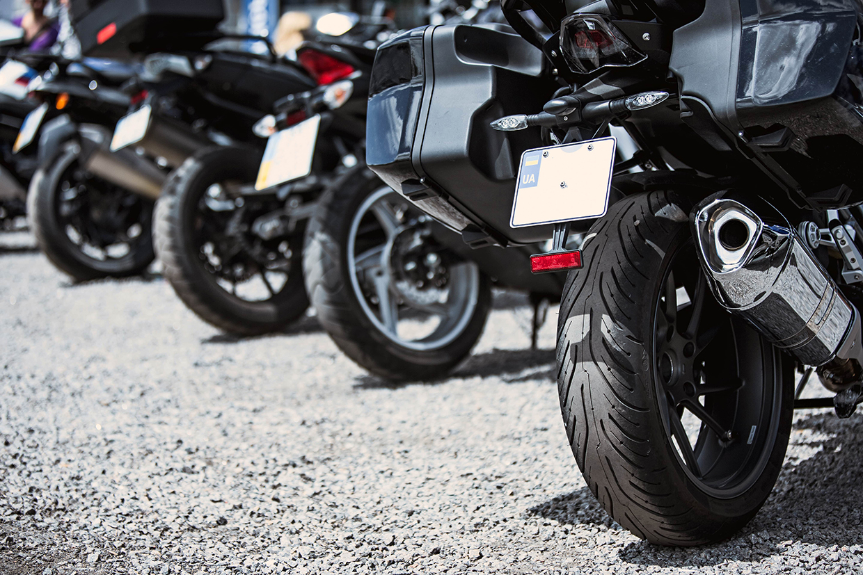 motorcycle-luxury-items-close-up-headlights-shock-absorber-wheel-wing-toning-min copia